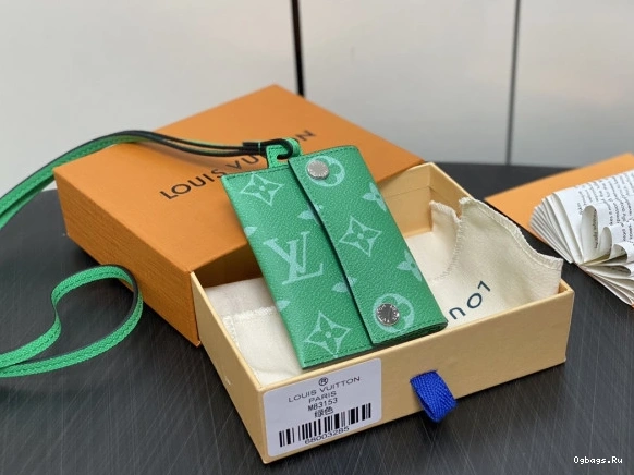 VUITTON LOUIS Card Holder Necklace-7.6*10*0.5CM 0408